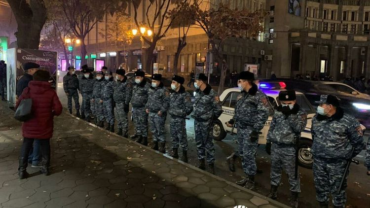 Ermənistanda itkin hərbçilərin yaxınları aksiya keçirdi