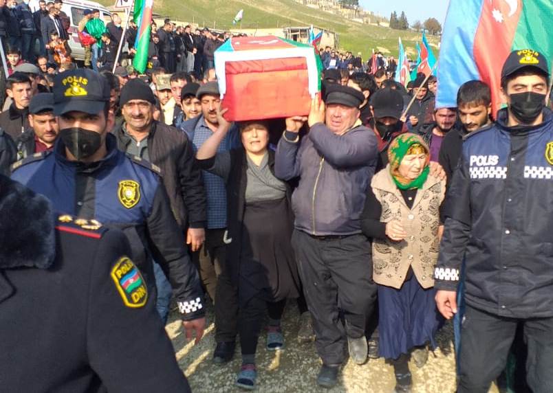 Ana 4 aydan sonra tapılan Şəhid oğlunun tabutunu daşıdı - FOTOLAR