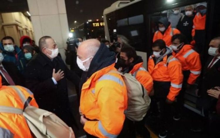 Çavuşoğlu girov götürülən 15 dənizçini İstanbulda qarşıladı