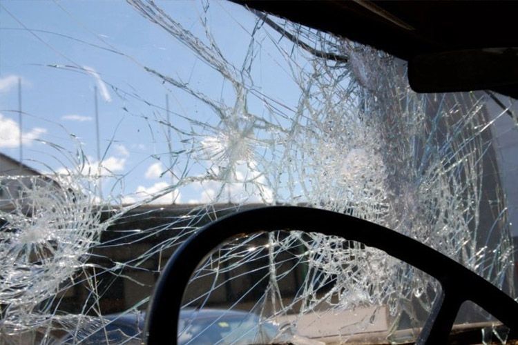 Göygöldə sərnişin avtobusu ağaca çırpıldı