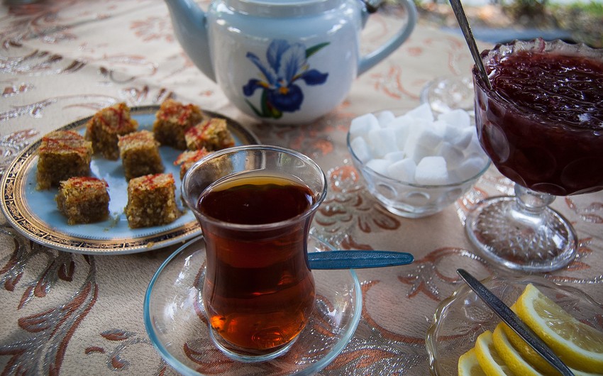 Gecə saatlarında fəaliyyət göstərən çay evi aşkarlandı