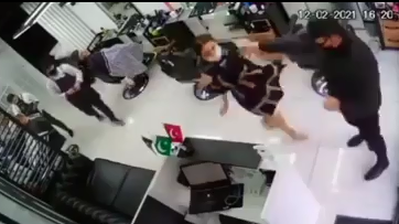 Bakıda polis bərbərxanada qadına kobudluq edib? - Nazirlik araşdırır