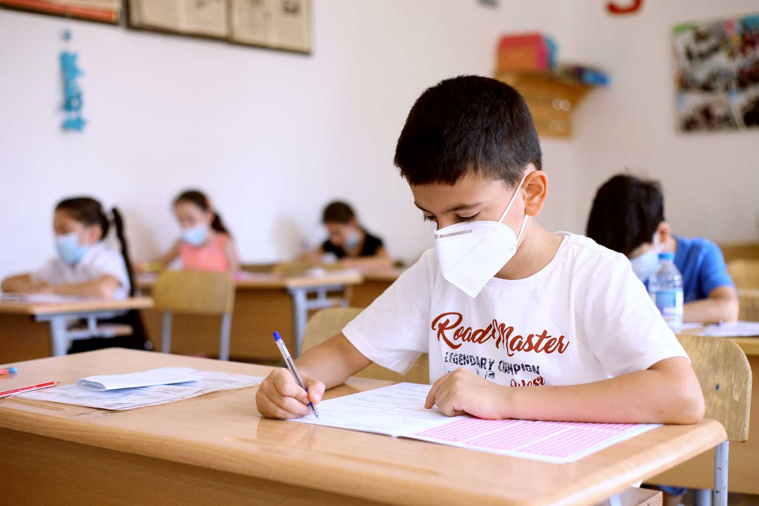 Şagirdlərin dərs zamanı maska taxması məcburi deyil - Nazirlik