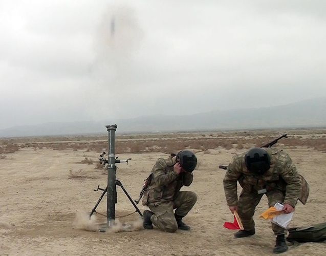 Minaatan batareyaları döyüş atışları icra edir - FOTO