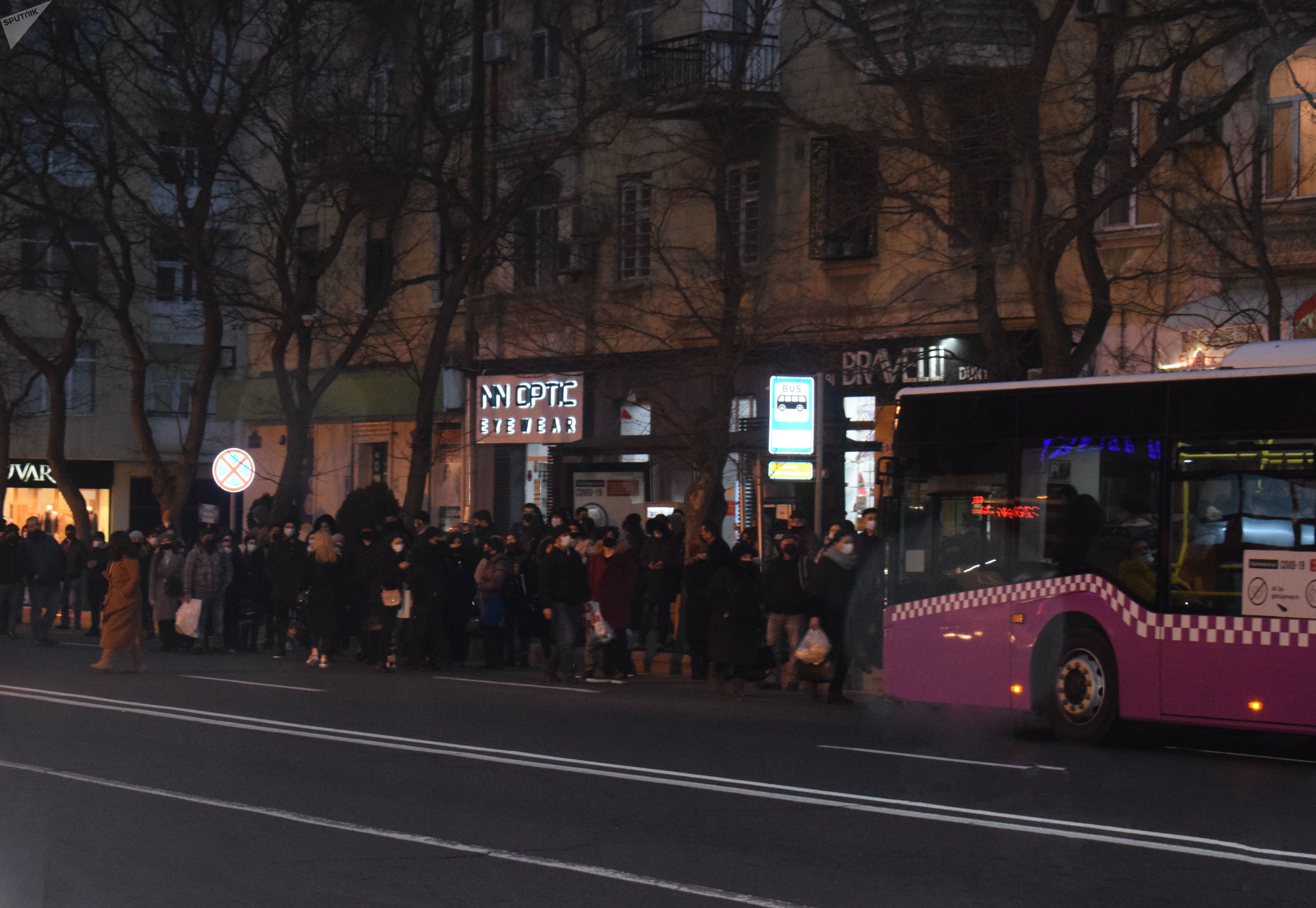 Bakıda dayanacaqda duran qızı avtobus vurdu