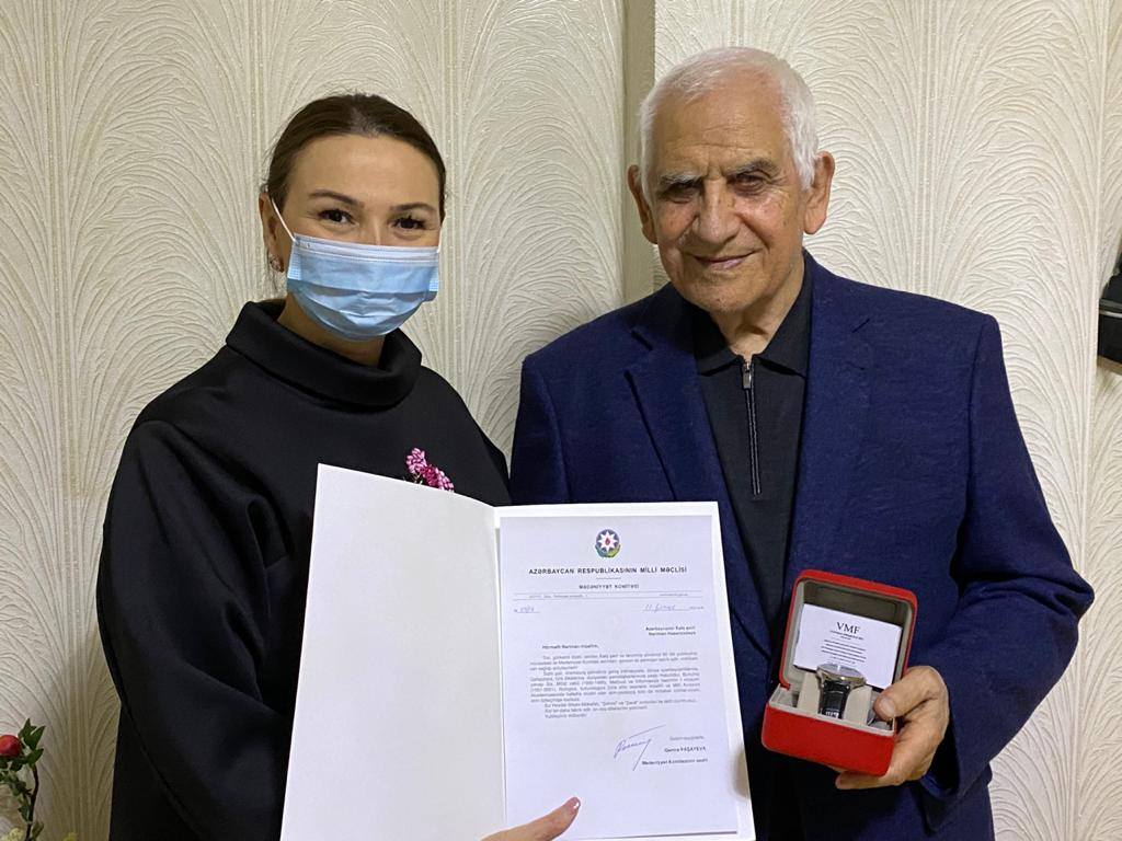 Komitə sədri 90 yaşlı şairi evində ziyarət etdi