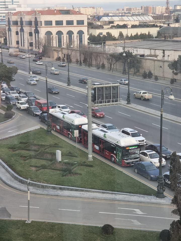Bakıda yola beton qarışığının tökülməsi tıxac yaratdı - FOTOLAR