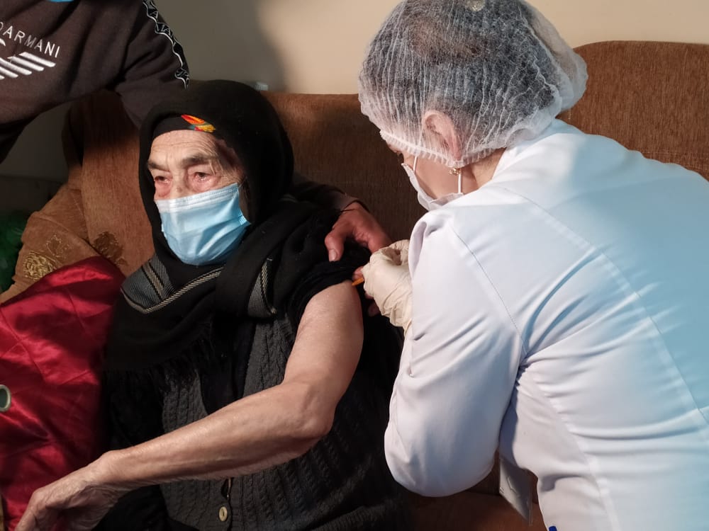101 yaşlı nənəyə peyvənd vuruldu - FOTOLAR