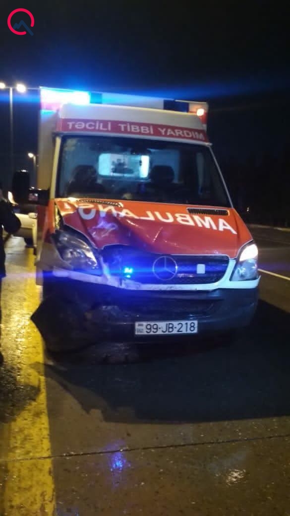 İçərisində xəstə olan ambulans qəzaya düşdü - FOTO