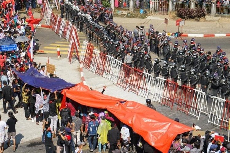 Myanmada polislə etirazçıların qarşıdurma: 2 ölü, 20 yaralı