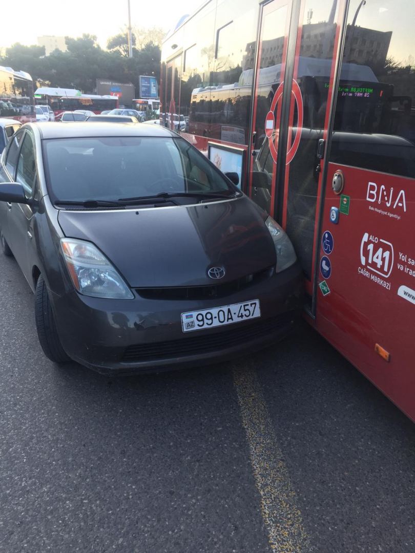 Bakıda qəza tıxaca səbəb oldu - FOTOLAR