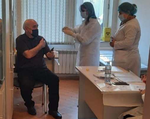 İsa Qəmbər vaksin vurdurdu, çağırış etdi - FOTO