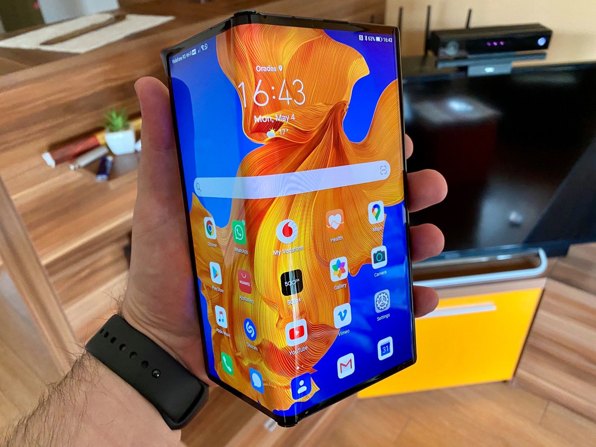 Bükülən ekranlı smartfon satışa çıxarılacaq