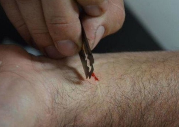 Bakıda dustaqlar məhkəmə zalında özlərini ülgüclə DOĞRADILAR