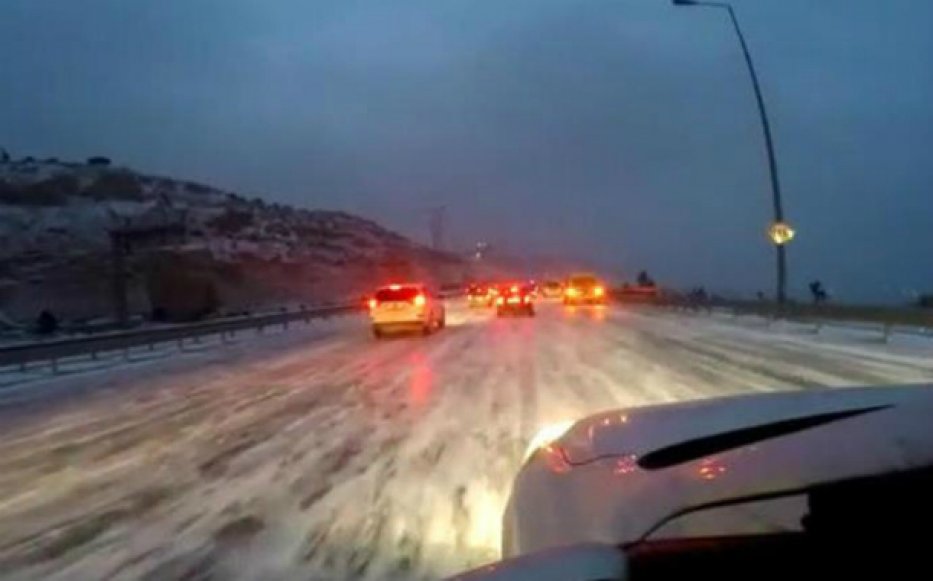 Bakıda buzlu yolda maşın aşdı - sürücü öldü
