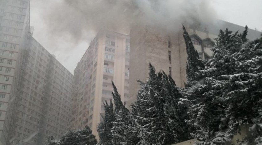 Bakıda yaşayış binası yanır  