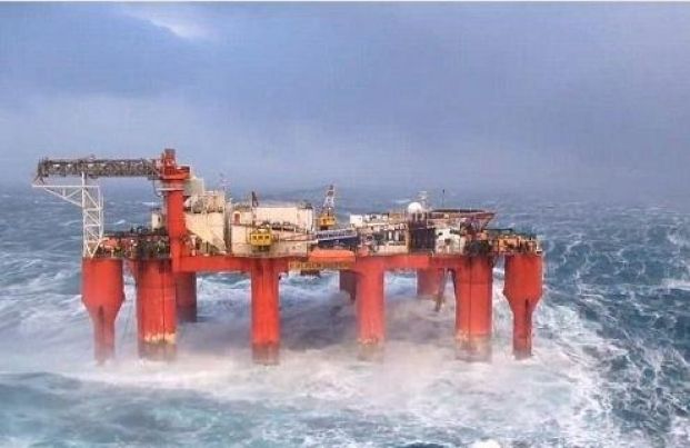 SOCAR açıq dənizdə işləri dayandırdı - 51 neftçi təxliyə olundu