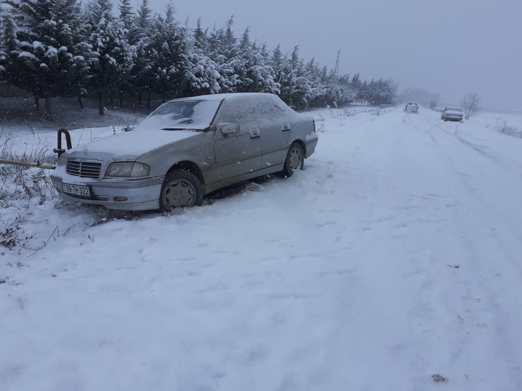 Yoldan çıxan avtomobil qaz xəttinə çırpılıb
