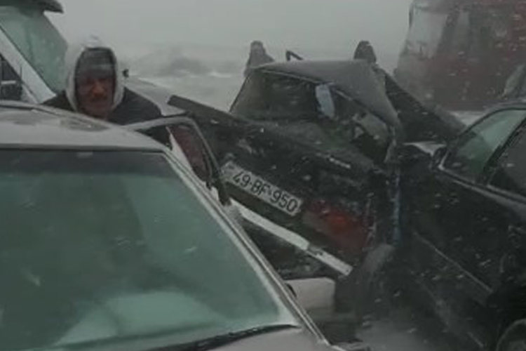 Polis Bakıda baş verən zəncirvari qəza ilə bağlı məlumat yaydı