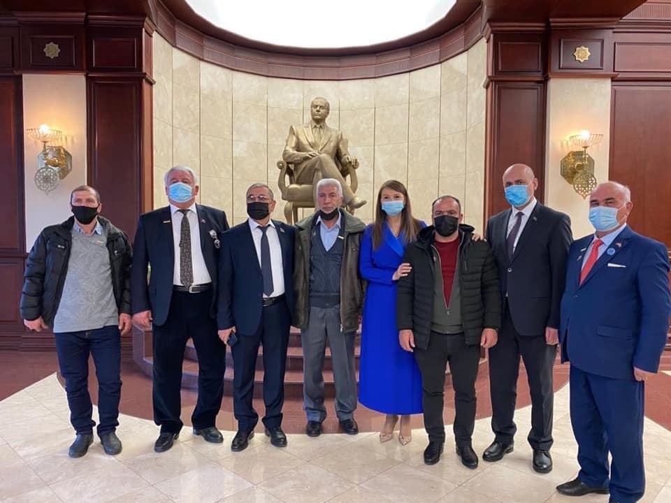 Millət vəkili şəhid ataları ilə görüşdü - FOTO