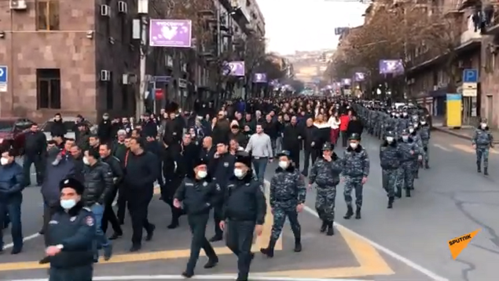 İrəvanda müxalifət yenidən parlamentin qarşısına qayıtdı