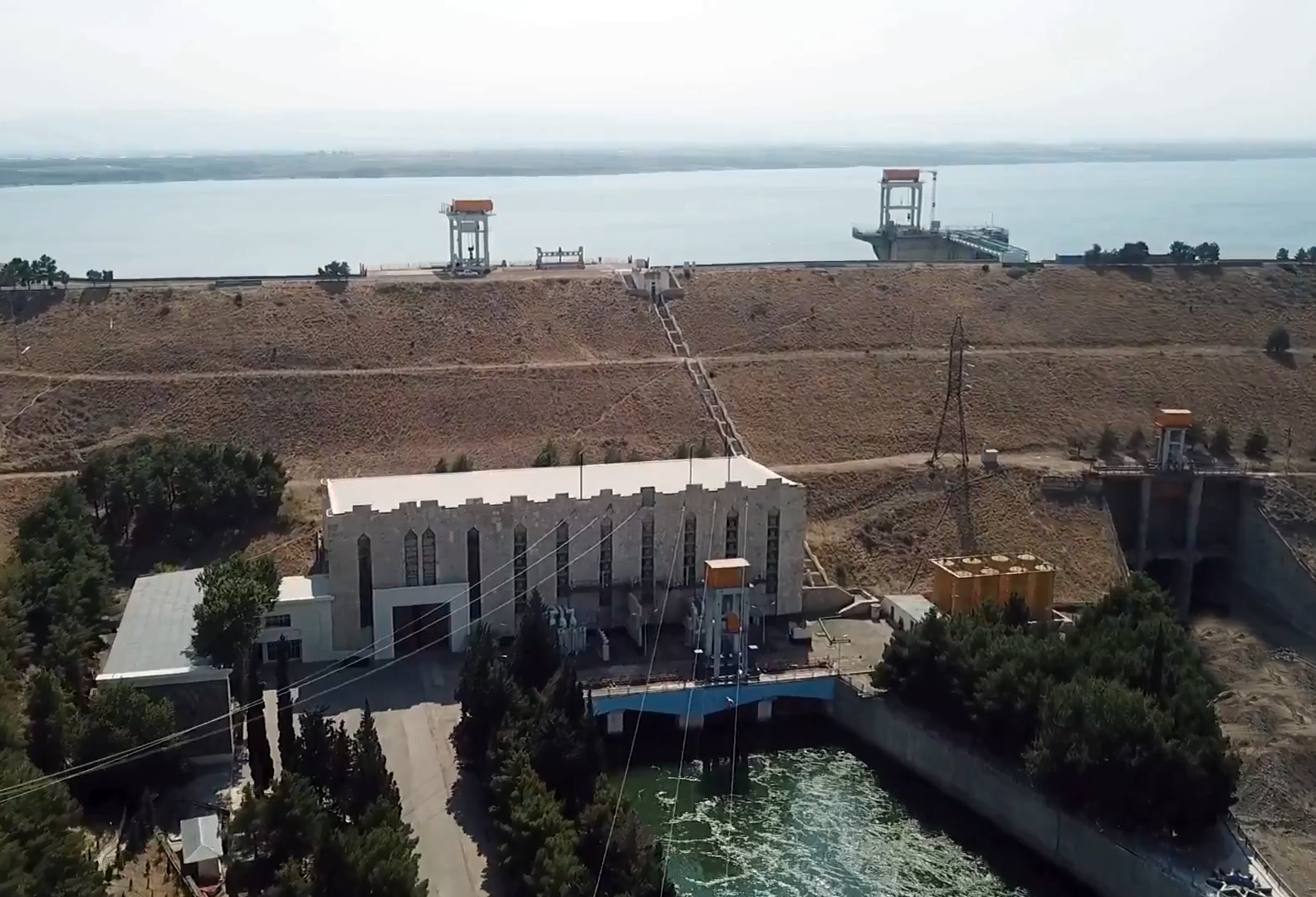 “Şəmkir” SES-in su anbarı qəzalı vəziyyətdən çıxarılır - VİDEO