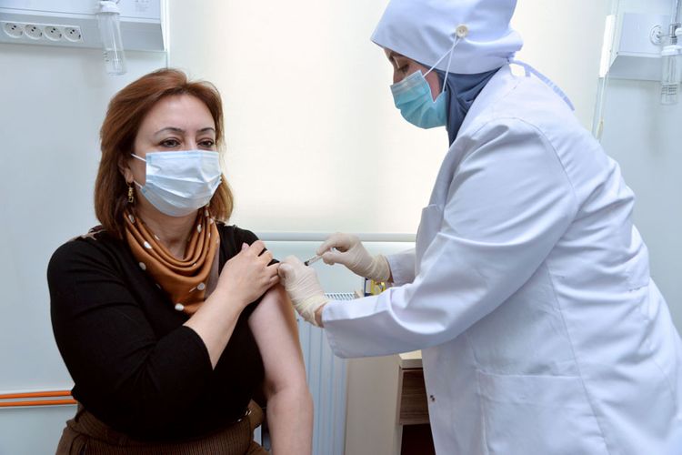 İdarə müdirinə koronavirus peyvəndi vuruldu - VİDEO