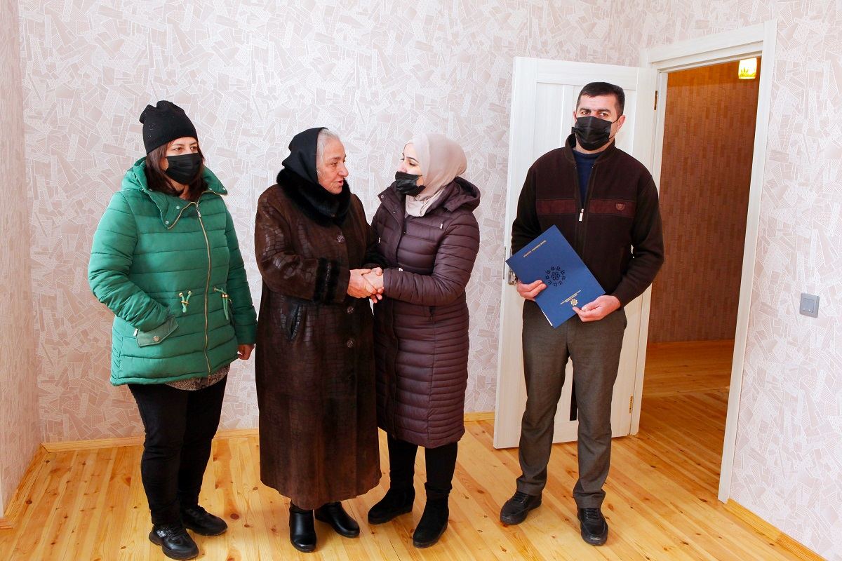 Polad Həşimovun anası Şəhid ailələrinə mənzillərin açarını təqdim etdi - FOTOLAR