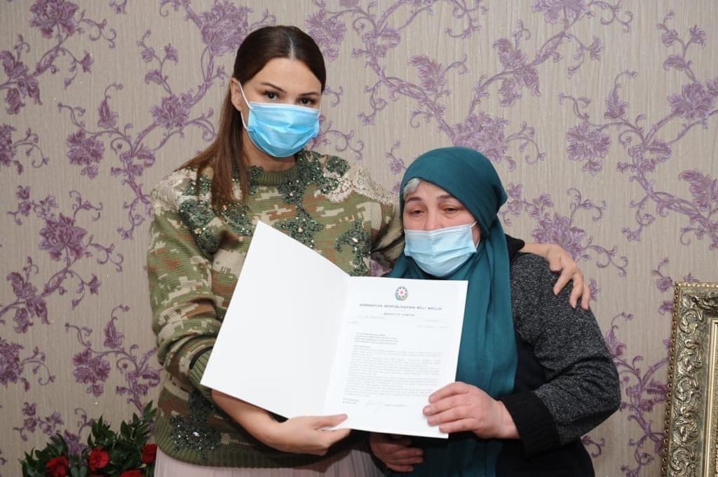 Deputat Şəhid Arəstə Baxışovanın anası ilə görüşüb - FOTO