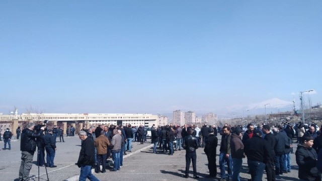 Ermənistan Müdafiə Nazirliyi önündə Qasparyana dəstək aksiyası keçirilir - VİDEO