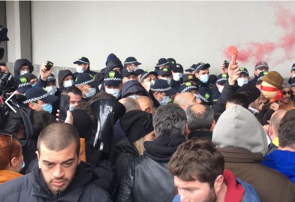 İvanişvilinin iqamətgahı qarşısında polislə etirazçılar arasında qarşıdurma