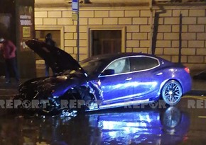 Bakıda “Maserati” qəzaya düşdü - FOTO