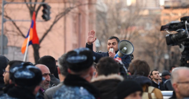 Müxalifətdən Paşinyana şərt: “İstefa ver, yolu açaq”