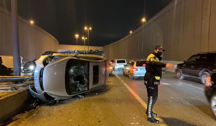 Bakıda yüksək sürətlə tunelə girən maşın aşdı - FOTO