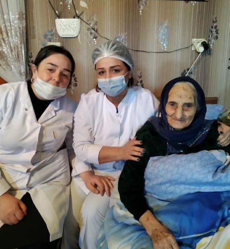 99 yaşlı Qubadlı sakini peyvənd olundu - FOTO