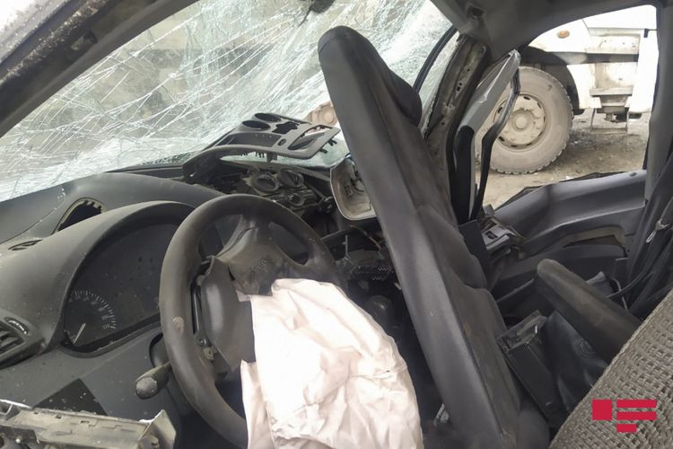 Biləsuvarda mikroavtobus aşıb: 1 ölü, 6 yaralı