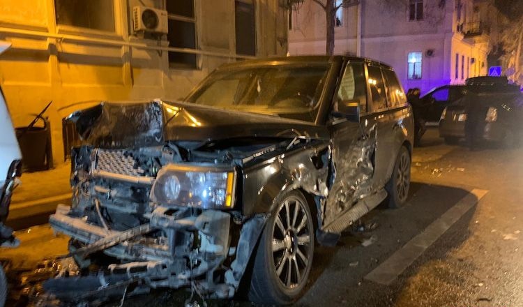 Bakıda “Range Rover” 5 avtomobilə çırpıldı - xəsarət alan var - FOTO