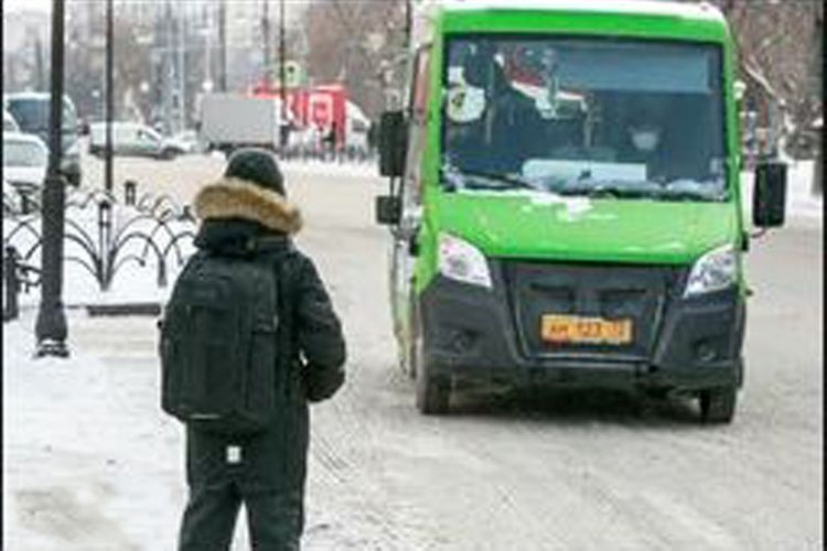 Rusiyada sürücü pulu olmayan şagirdi 20 dərəcə şaxtada avtobusdan düşürdü