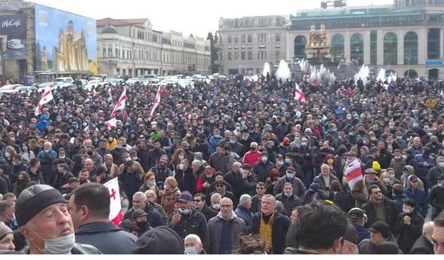 Kutaisidə minlərlə vətəndaş yenidən etiraz aksiyası keçirir