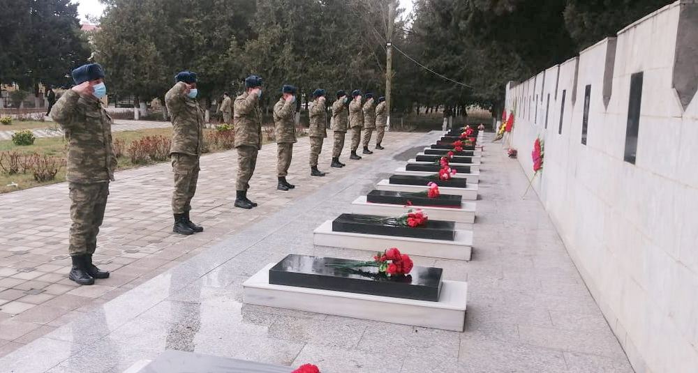 Hərbçilər şəhidlərin məzarlarını ziyarət ediblər - FOTO