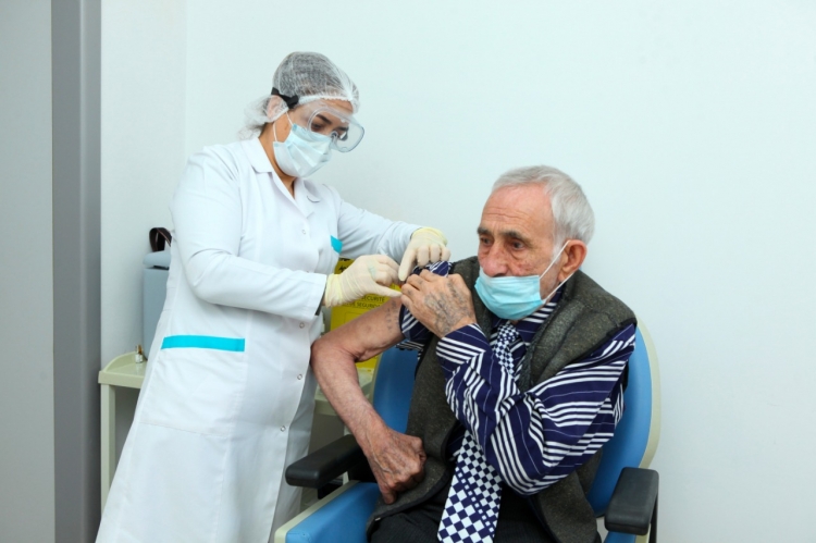 “Qocalar evi”ndə vaksinasiya - Ahıllardan yoluxan var?