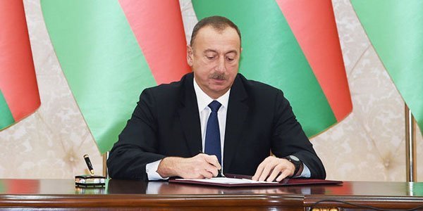 Prezident jurnalisti əfv etdi - FOTO