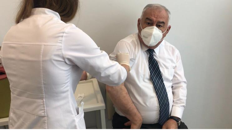 İcra başçısına vaksin vuruldu