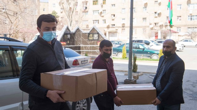 “Azərsu” bayram sovqatı payladı - FOTOLAR