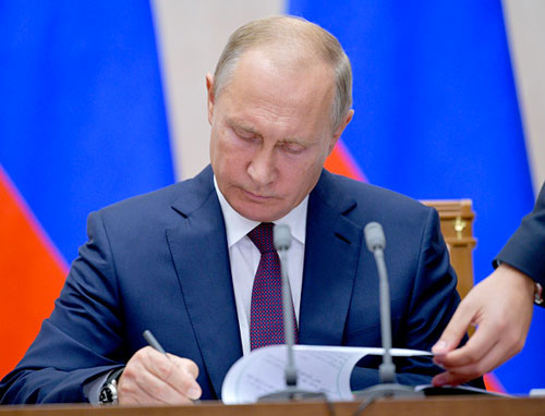 Putin səfiri vəzifəsindən azad etdi