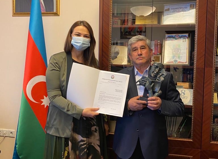 Komitə sədri 70 yaşlı şairlə görüşdü