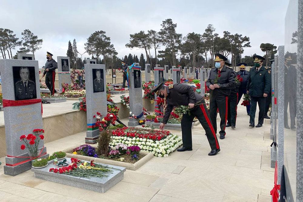 Müdafiə Nazirliyinin rəhbərliyi İkinci Fəxri Xiyabanı ziyarət edib - FOTOLAR