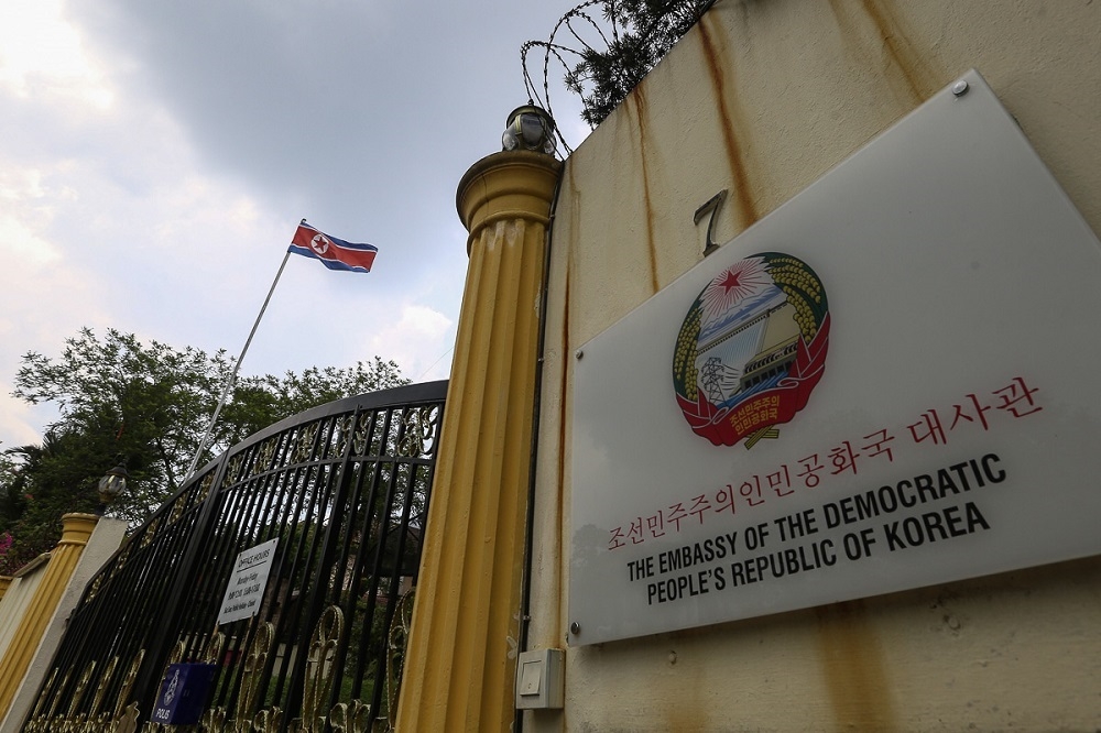 Malayziya Şimali koreyalı diplomatları ölkədən çıxarır