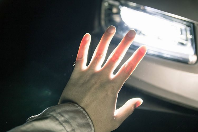Saatlıda avtomobil piyadanı vuraraq ağır yaraladı