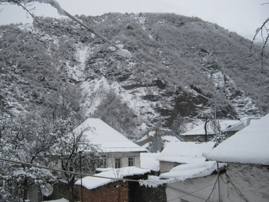 Qaxda 10 santimetrdən çox qar yağıb